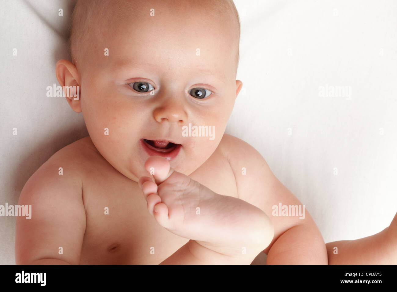 Baby Boy en pañal en blanco, ojo azul Foto de stock