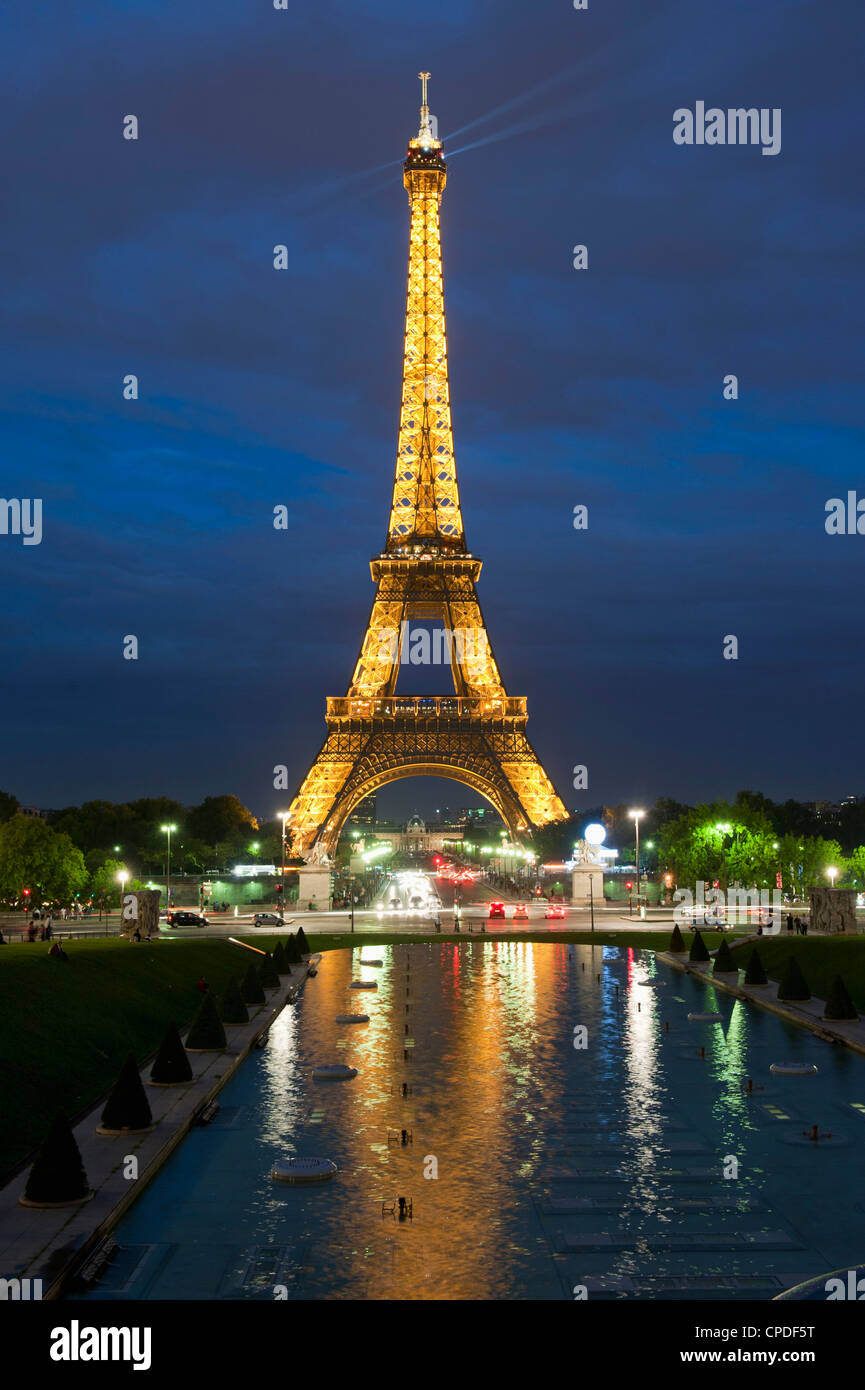 La Torre Eiffel y la reflexión en la penumbra, París, Francia, Europa Foto de stock