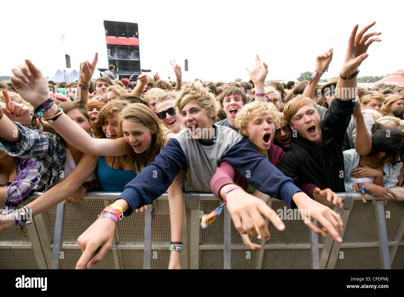 Multitud gritando en primera fila en un concierto de música Fotografía de  stock - Alamy