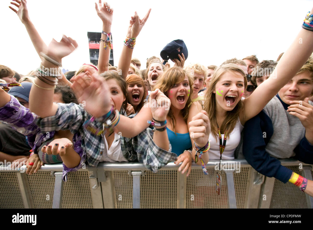 Multitud gritando primera fila en un concierto de música Fotografía de stock - Alamy