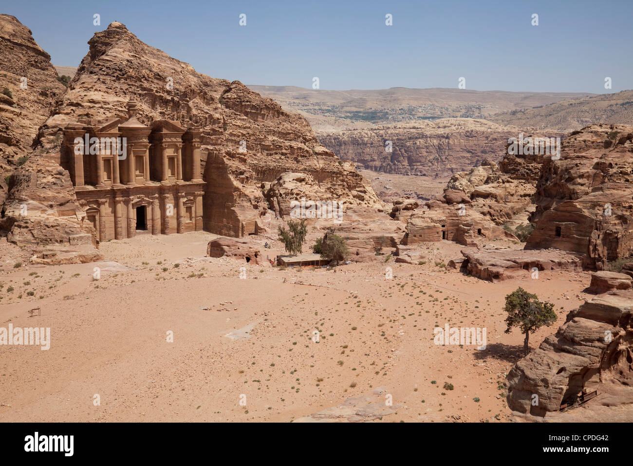 La fachada del monasterio esculpido en la roca roja en Petra, Sitio del Patrimonio Mundial de la UNESCO, Jordania, Oriente Medio Foto de stock