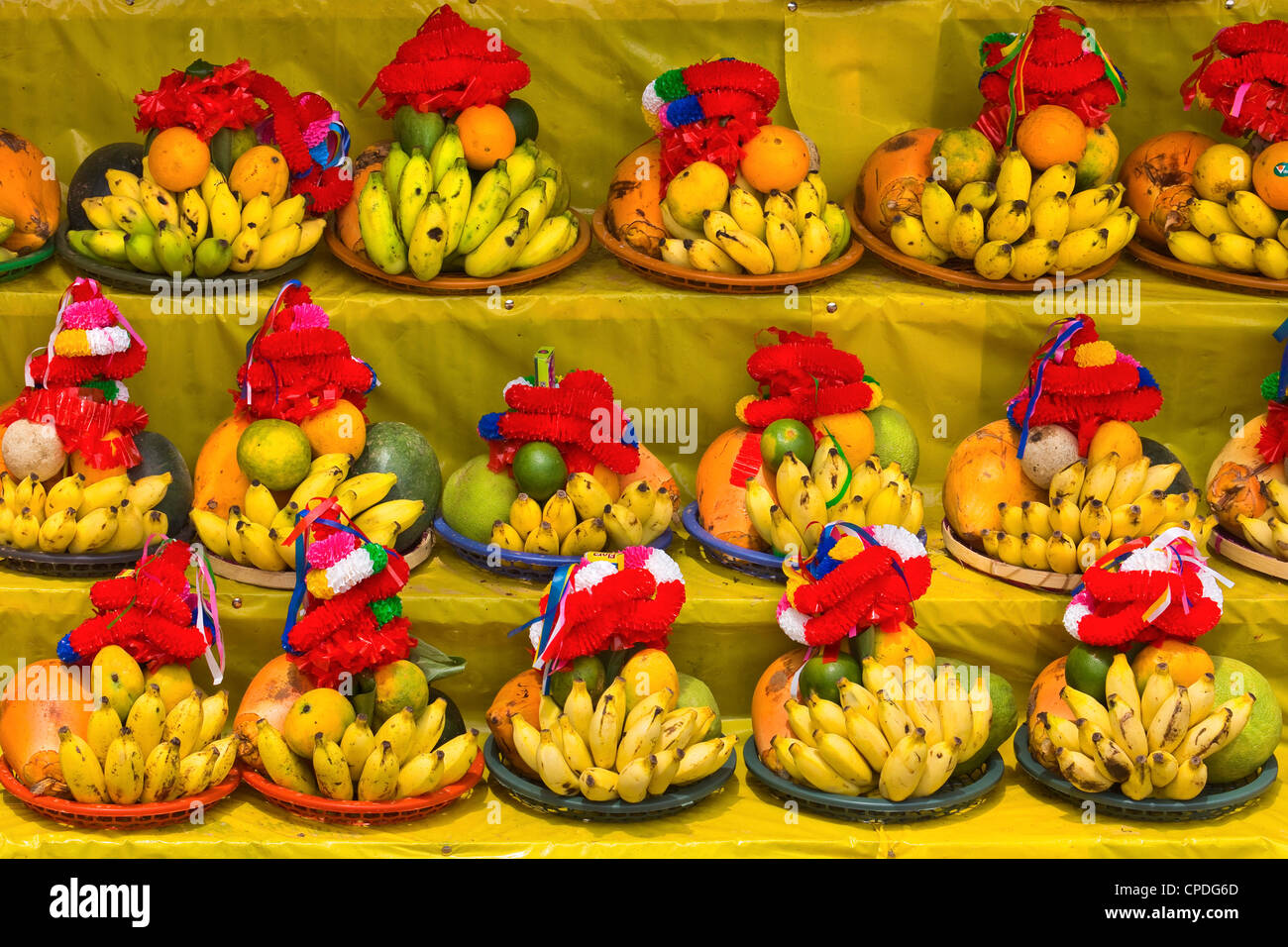 Templo ofrendas de fruta para la venta en esta sagrada ciudad de peregrinación, popular entre todas las religiones, en la provincia de Uva, Kataragama, Sri Lanka Foto de stock