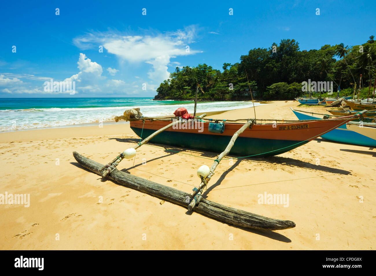Outrigger botes de pesca en este tranquilo refugio costa sur playa, Talalla, cerca de Matara, la provincia meridional de Sri Lanka, Asia Foto de stock
