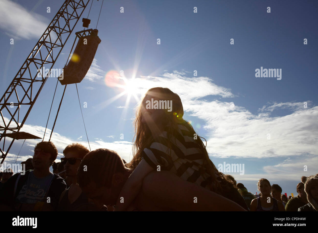 Jóvenes bailando y vitoreando al sol en una fiesta de música Foto de stock