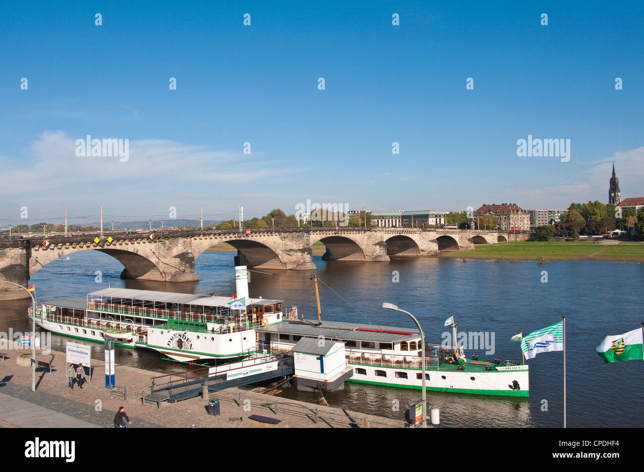 Embarcación fluvial en el río Elba en el Augustus Puente (Augustusbrucke), Dresde, Sajonia, Alemania, Europa Foto de stock
