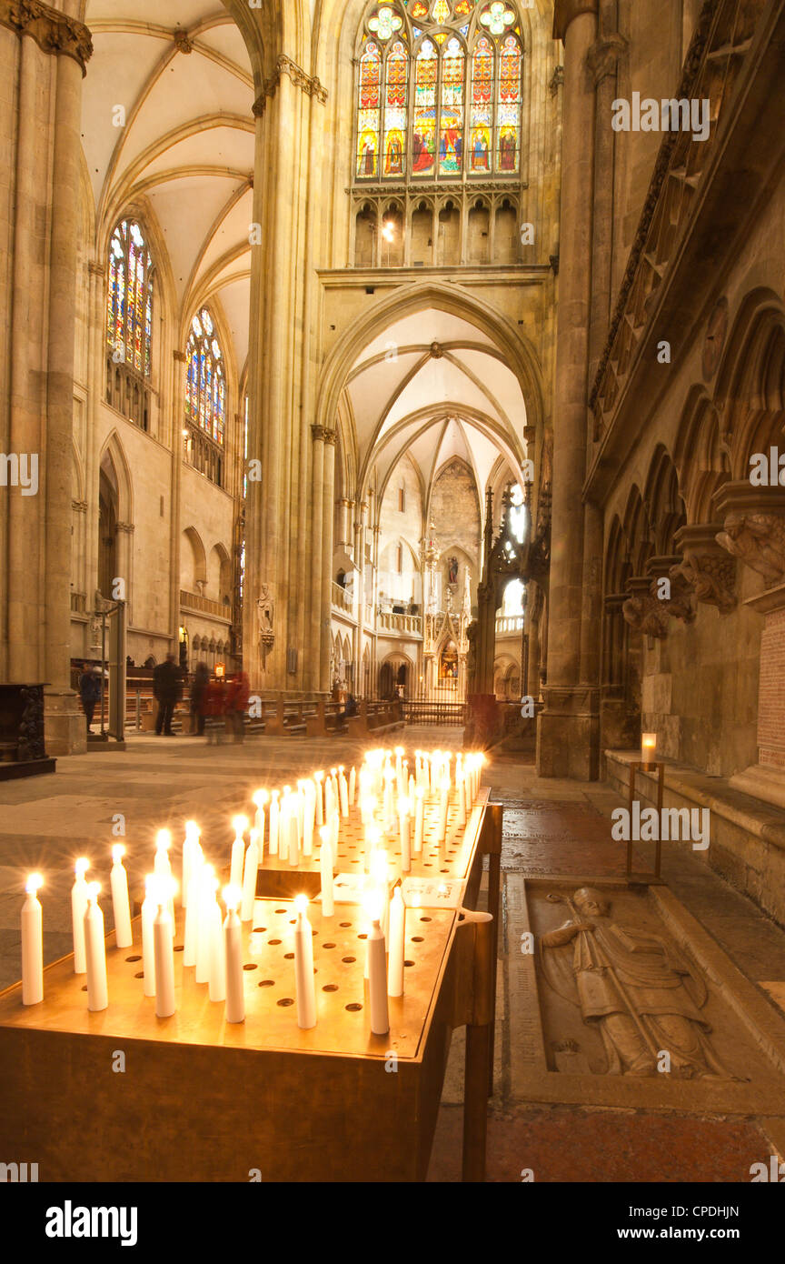 Interior de la Catedral de San Pedro en Ratisbona, Sitio del Patrimonio Mundial de la UNESCO, Baviera, Alemania, Europa Foto de stock