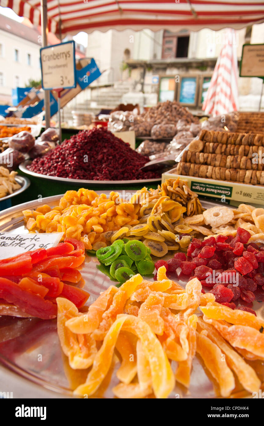 Las frutas confitadas en el mercado local en Ratisbona, Baviera, Alemania, Europa Foto de stock