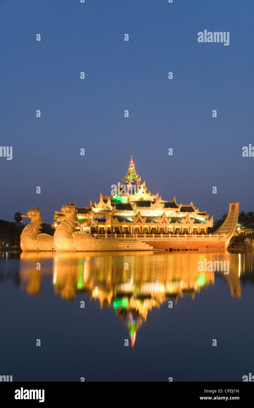 Karaweik barcaza a última hora de la tarde, el lago Kandawgyi, Yangon (Rangún), Myanmar (Birmania), Asia Foto de stock