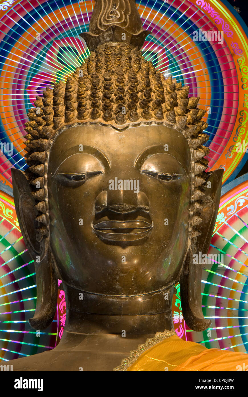 Cabeza de una estatua de Buda, el Wat Ong Tue, en Vientiane, Laos, Indochina, en el sudeste de Asia, Asia Foto de stock