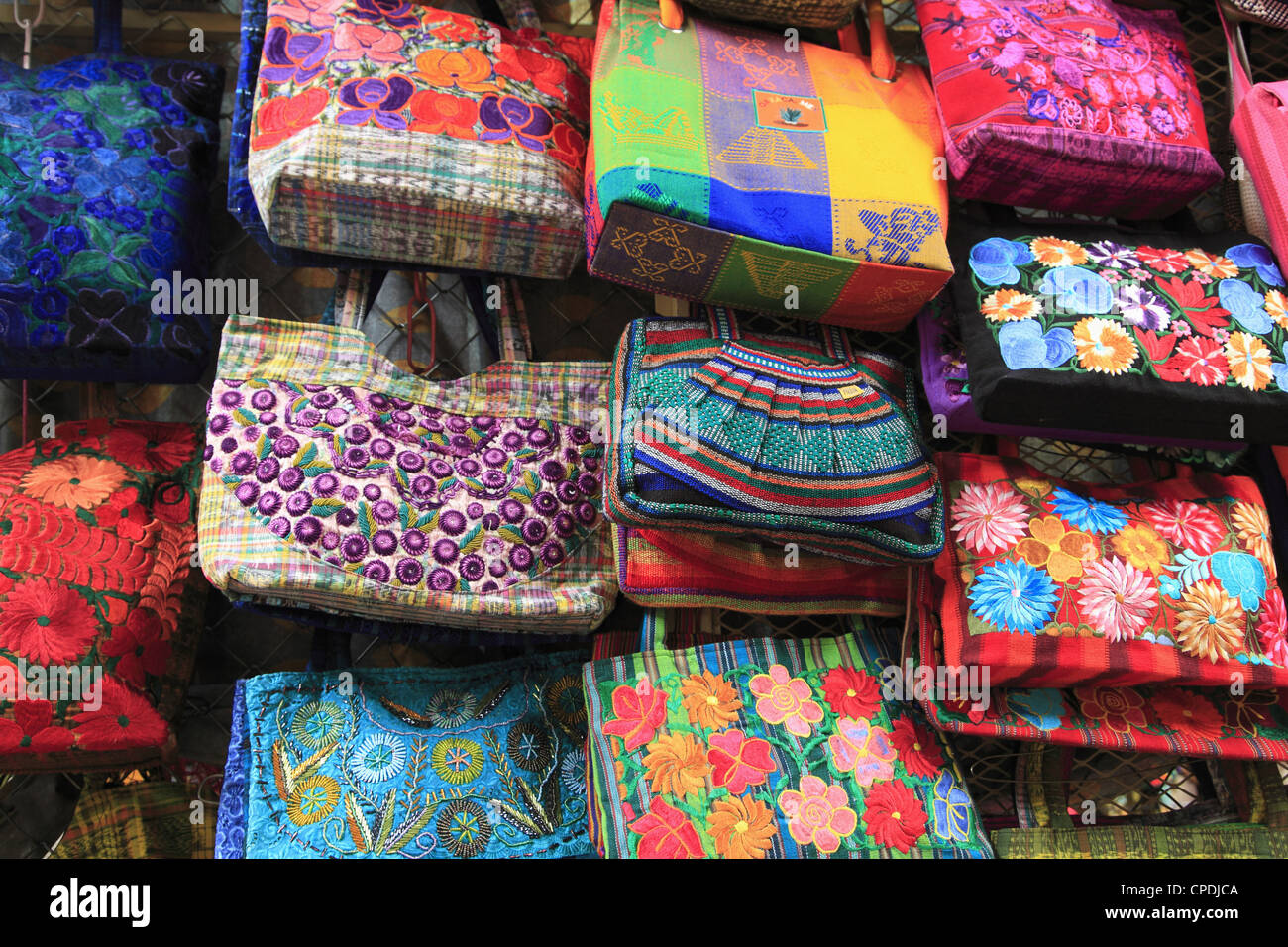 Bolsas artesanales, Mercado de Artesanías, Ciudad de Oaxaca, Oaxaca, México, América del Norte Foto de stock