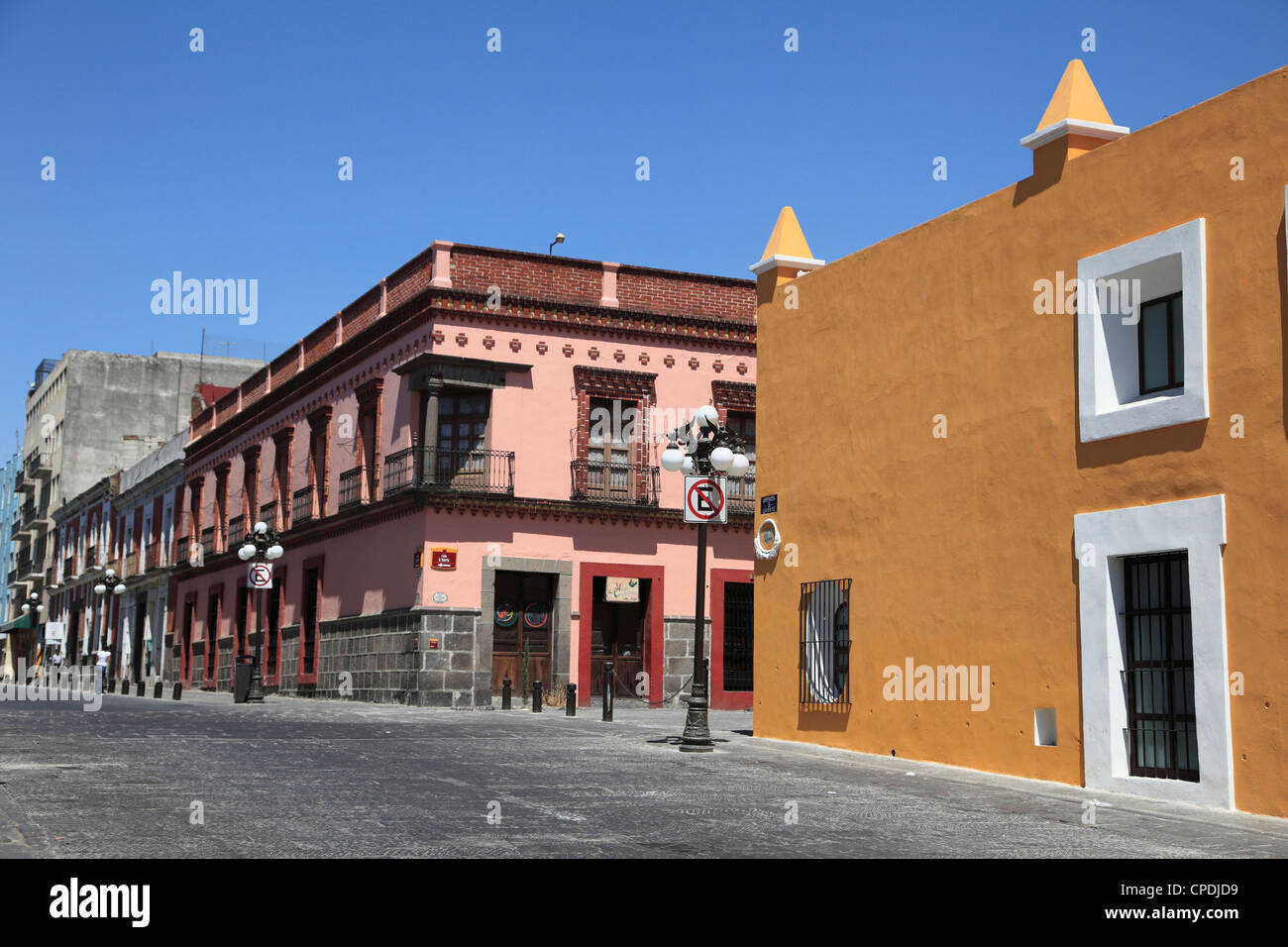 Escena callejera y arquitectura colonial, Puebla, el Centro Histórico, declarado Patrimonio de la Humanidad por la UNESCO, el estado de Puebla, México, América del Norte Foto de stock