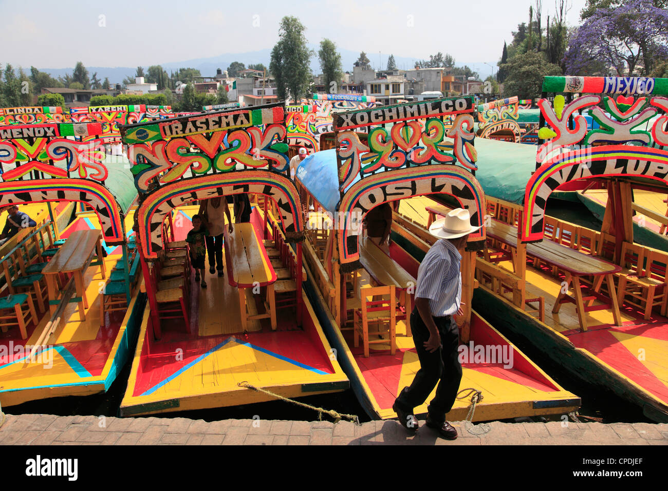Botes pintados con colores brillantes, Xochimilco, Trajinera, Jardines Flotantes, canales, Ciudad de México, México, América del Norte Foto de stock