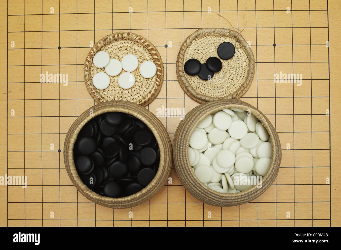 Vaya tablero de juego , en blanco y negro piedras y cajas Foto de stock