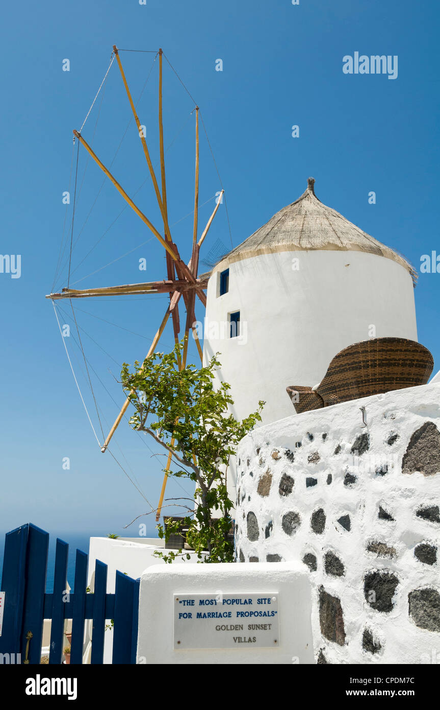 Un molino de viento en la isla griega de Santorini Foto de stock