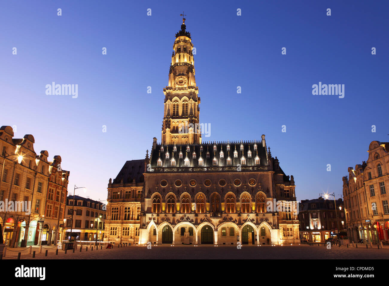 Ayuntamiento gótico (Hotel de Ville) y la torre del campanario, Petite lugar (Place des Heros), Arras, Nord-Pas de Calais, Francia, Europa Foto de stock