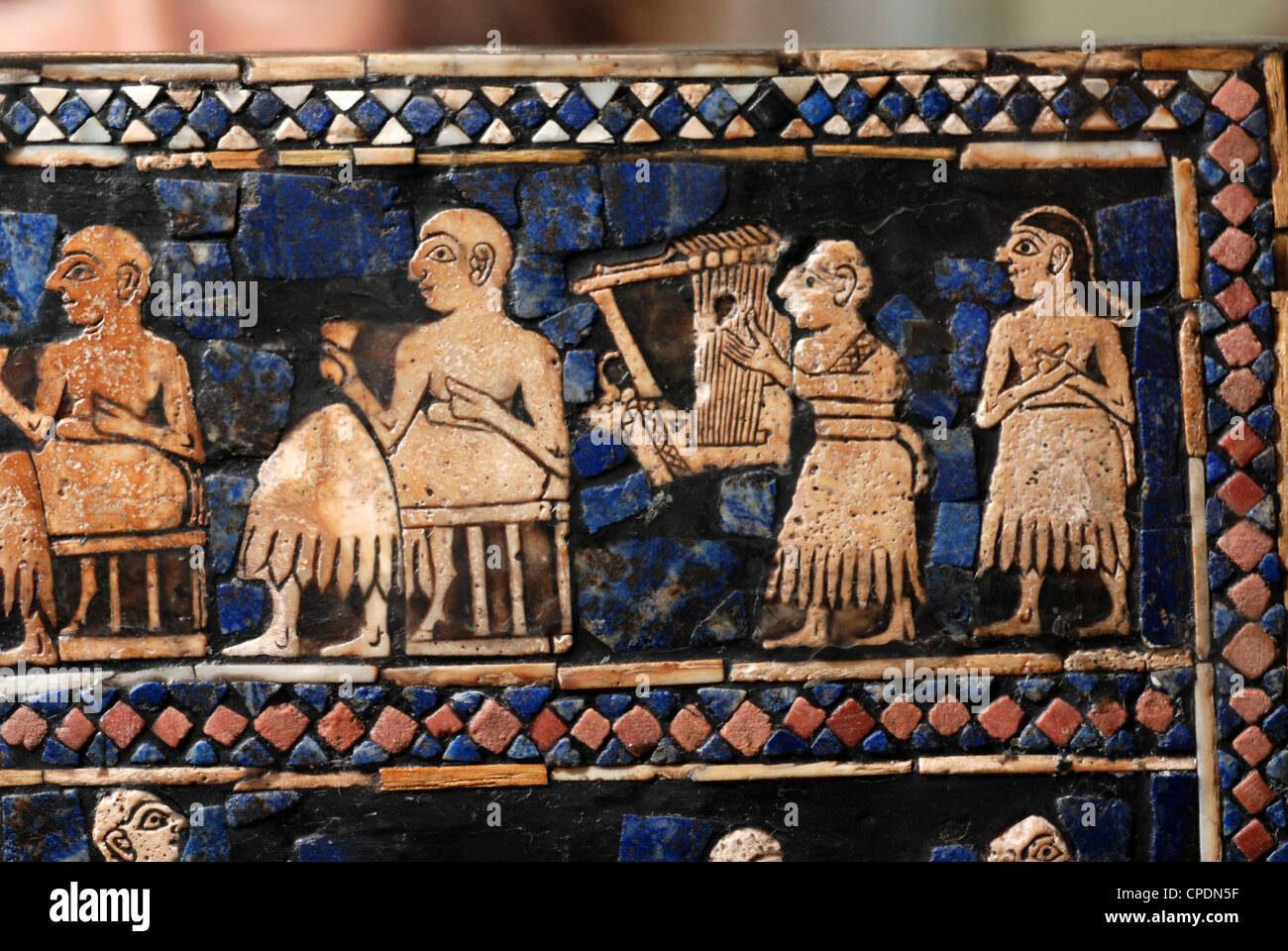 STANDART DE UR, que datan del año 2600 A.C. UNA OBRA, profusamente decorada con incrustaciones de concha y lapislázuli, detalle representando Foto de stock