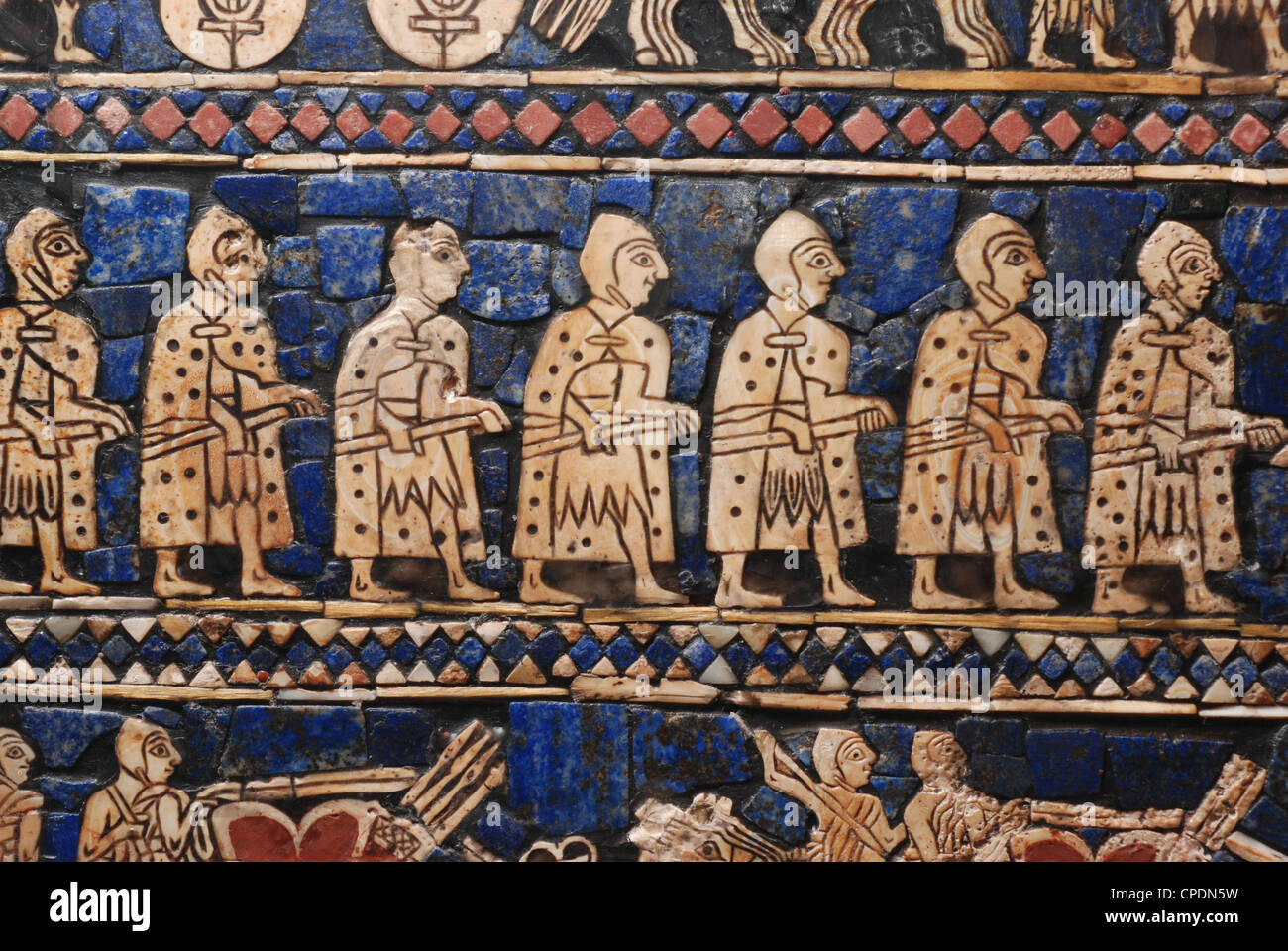 STANDART DE UR, que datan del año 2600 A.C. UNA OBRA, profusamente decorada con incrustaciones de concha y lapislázuli, detalle representando S Foto de stock