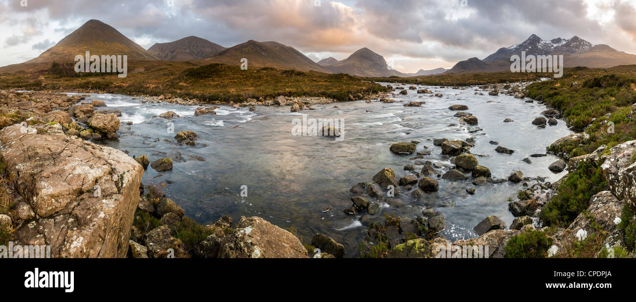 Alt Dearg Mor y el Cuillins al atardecer, Glen Sligachan, Isla de Skye, Highlands, Scotland, Reino Unido Foto de stock