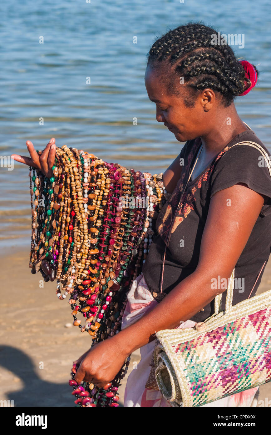 Mujer malgache vendiendo collares en la playa de Foulpointe, Madagascar  Fotografía de stock - Alamy