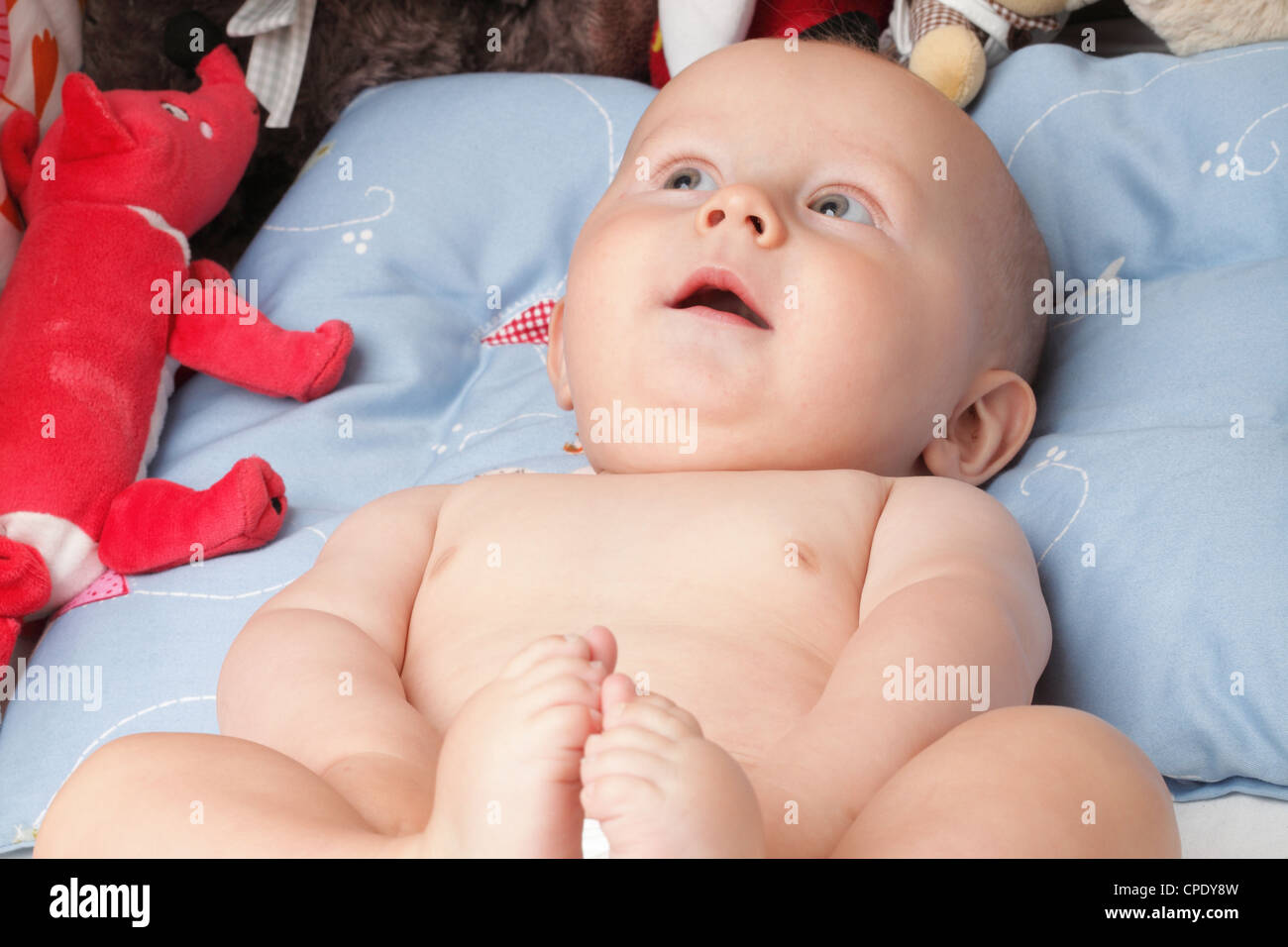 Baby Boy en pañal en blanco, ojo azul Foto de stock