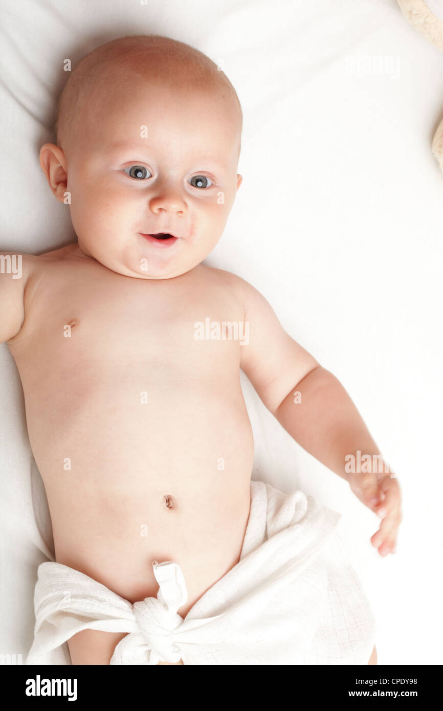 Baby Boy en pañal en blanco, ojo azul Foto de stock