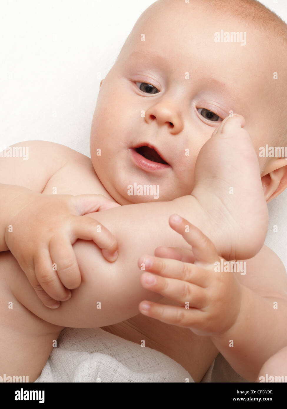 Baby Boy en pañal en blanco, ojo azul Foto de stock