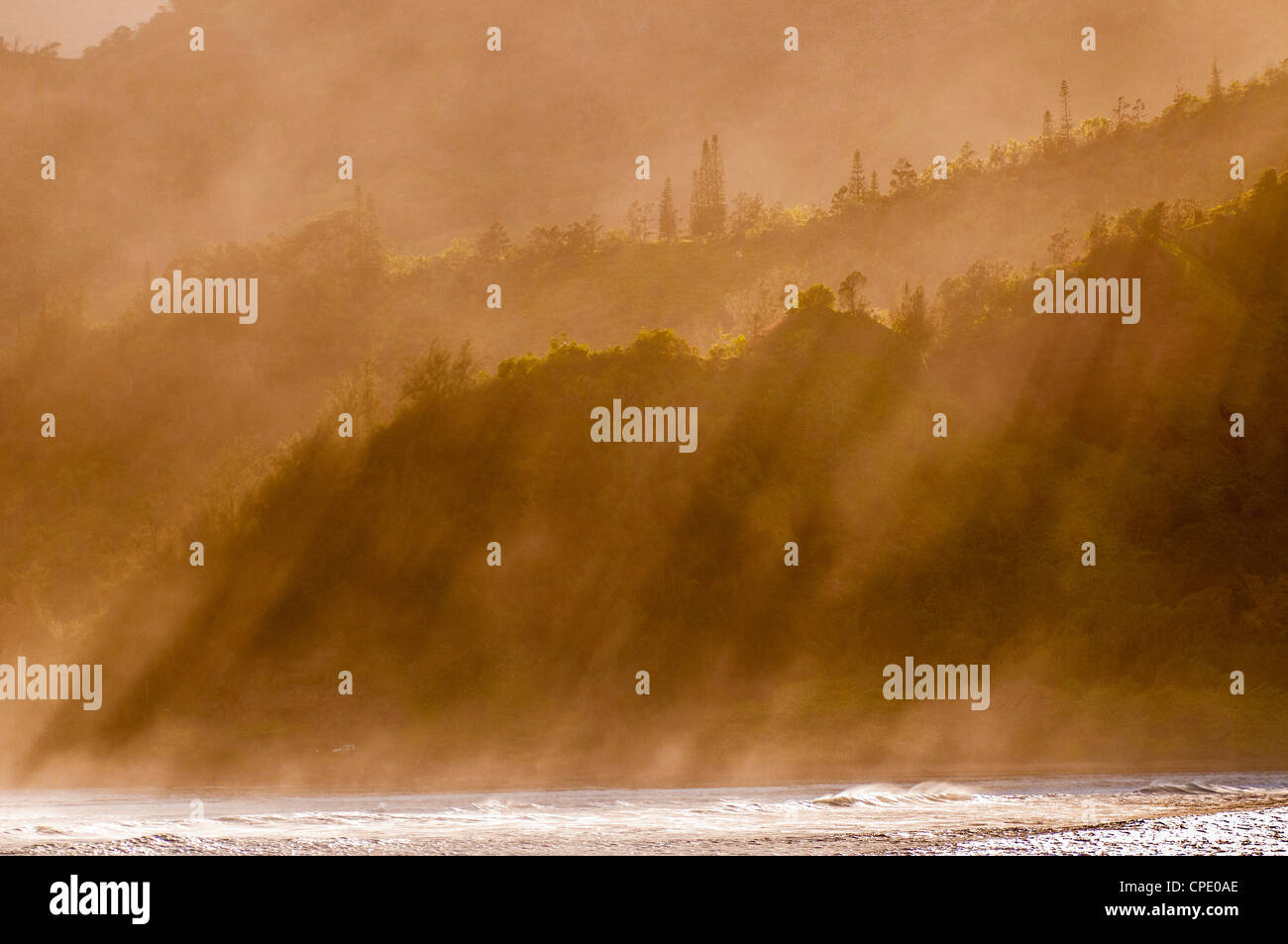 Montañas cubiertas de niebla salina, Kauai Hawaii Foto de stock
