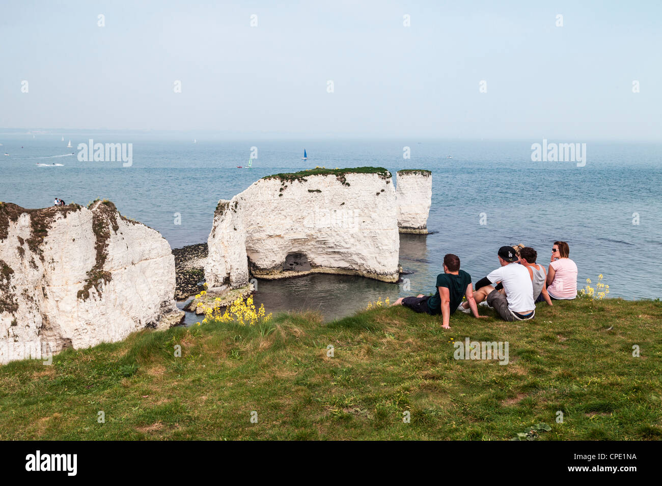 Grupo de gente sentada cerca de Old Harry Rocks Studland Swanage Dorset Foto de stock