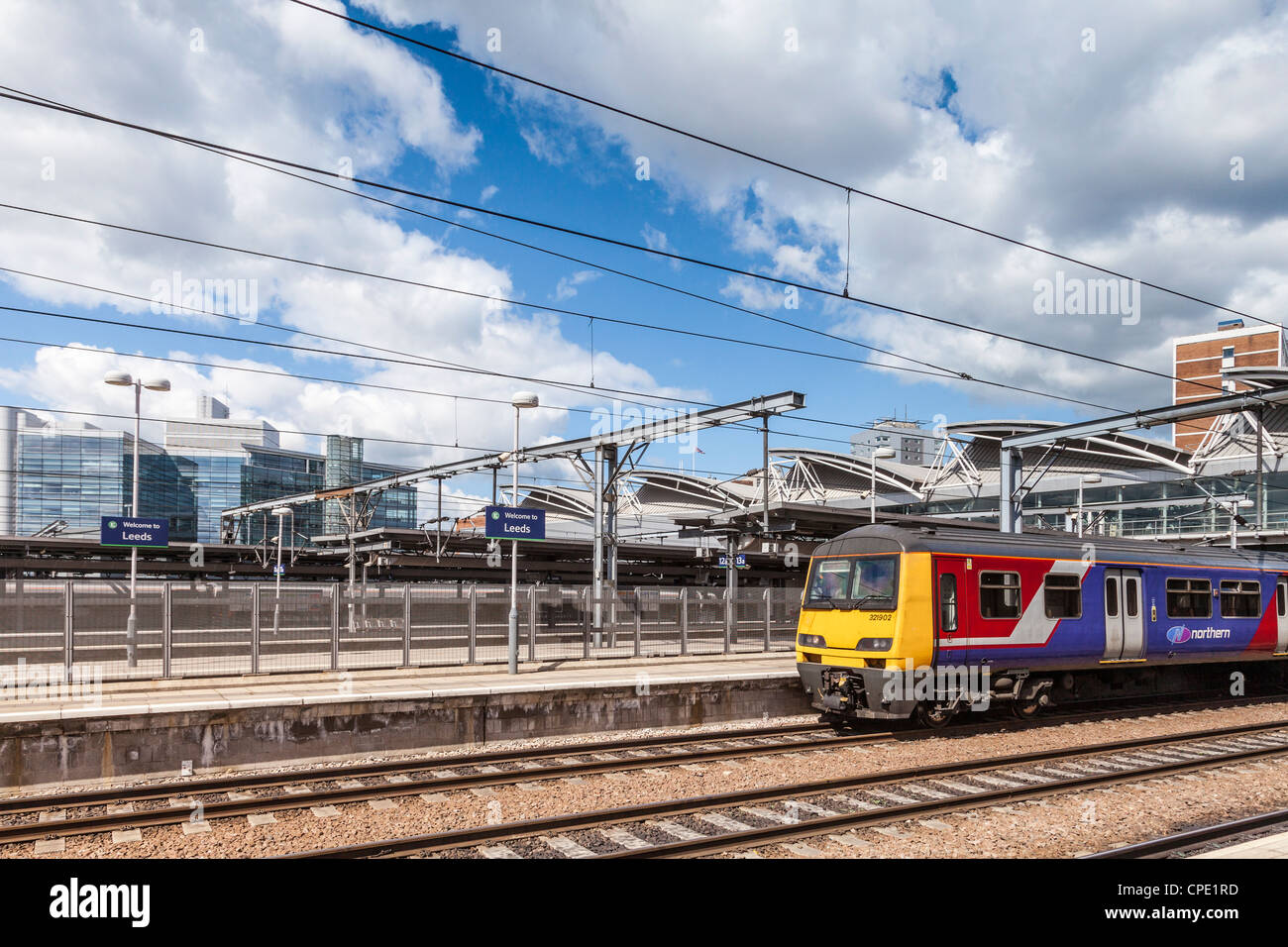 Una vista de la estación de tren de Leeds desde la plataforma. Foto de stock