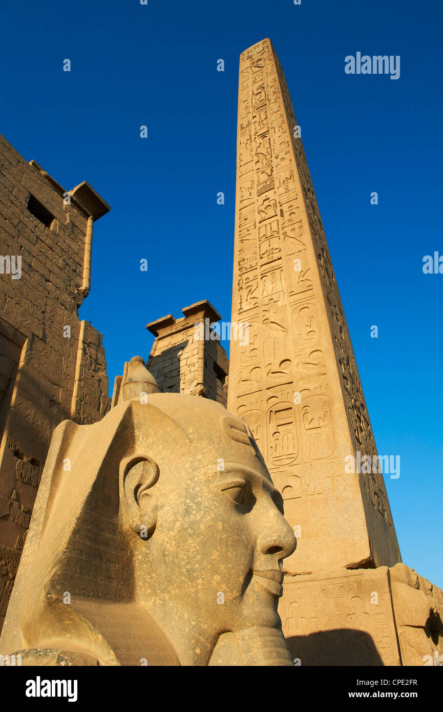 Estatua del faraón Ramsés II y el obelisco, el Templo de Luxor, Tebas, Sitio del Patrimonio Mundial de la UNESCO, Egipto, el Norte de África, África Foto de stock