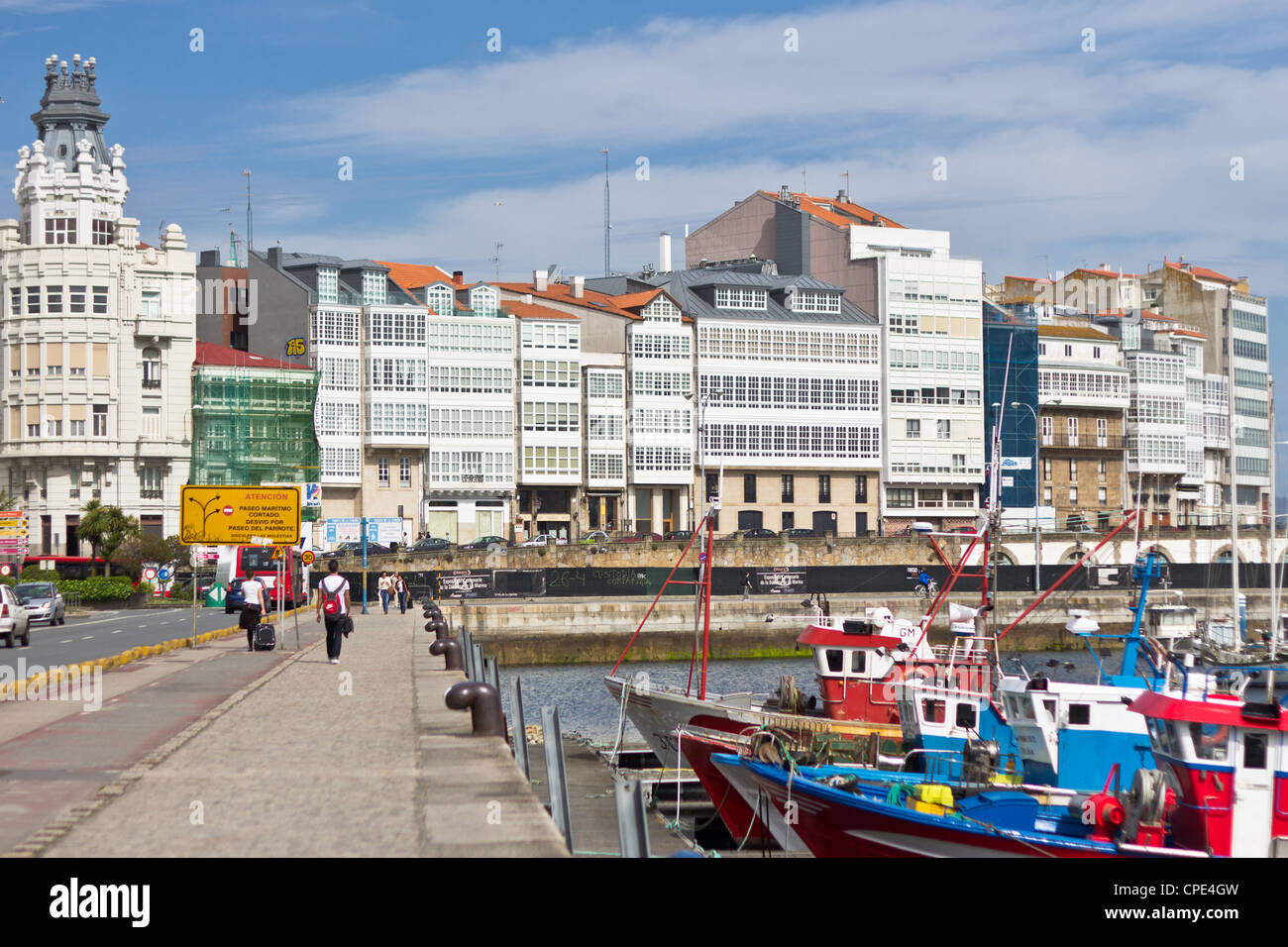 Vista del puerto de La Coruña y el paseo del Parrote en La Coruña, España. Foto de stock