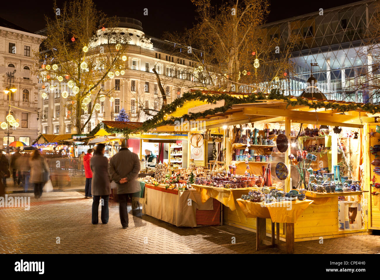 Mercado de Navidad, la Plaza Vorosmarty (Vorosmarty Ter), Budapest, Hungría, Europa Foto de stock