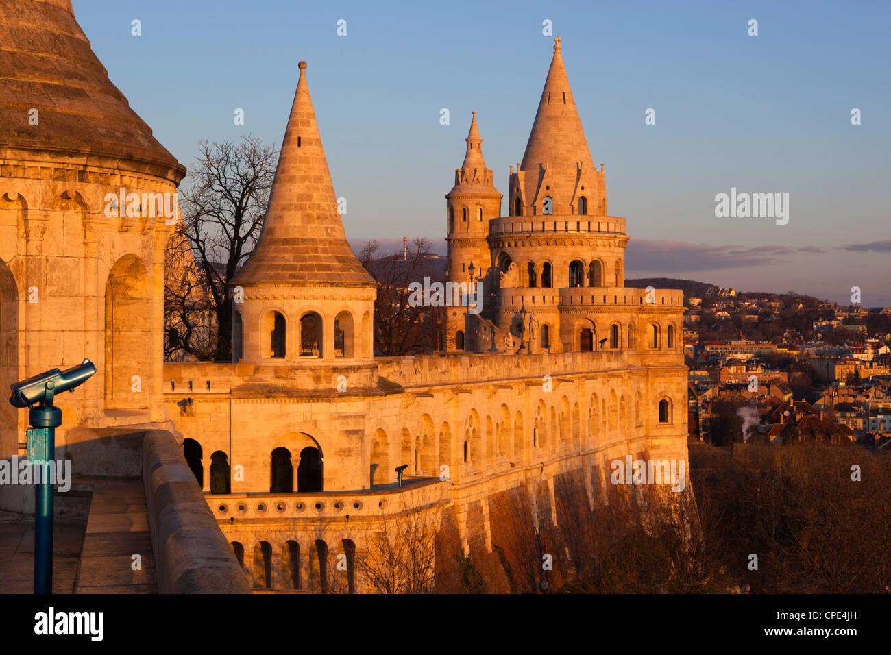 Torretas de el bastión de los pescadores (Halaszbastya) al amanecer, Buda, Budapest, Hungría, Europa Foto de stock