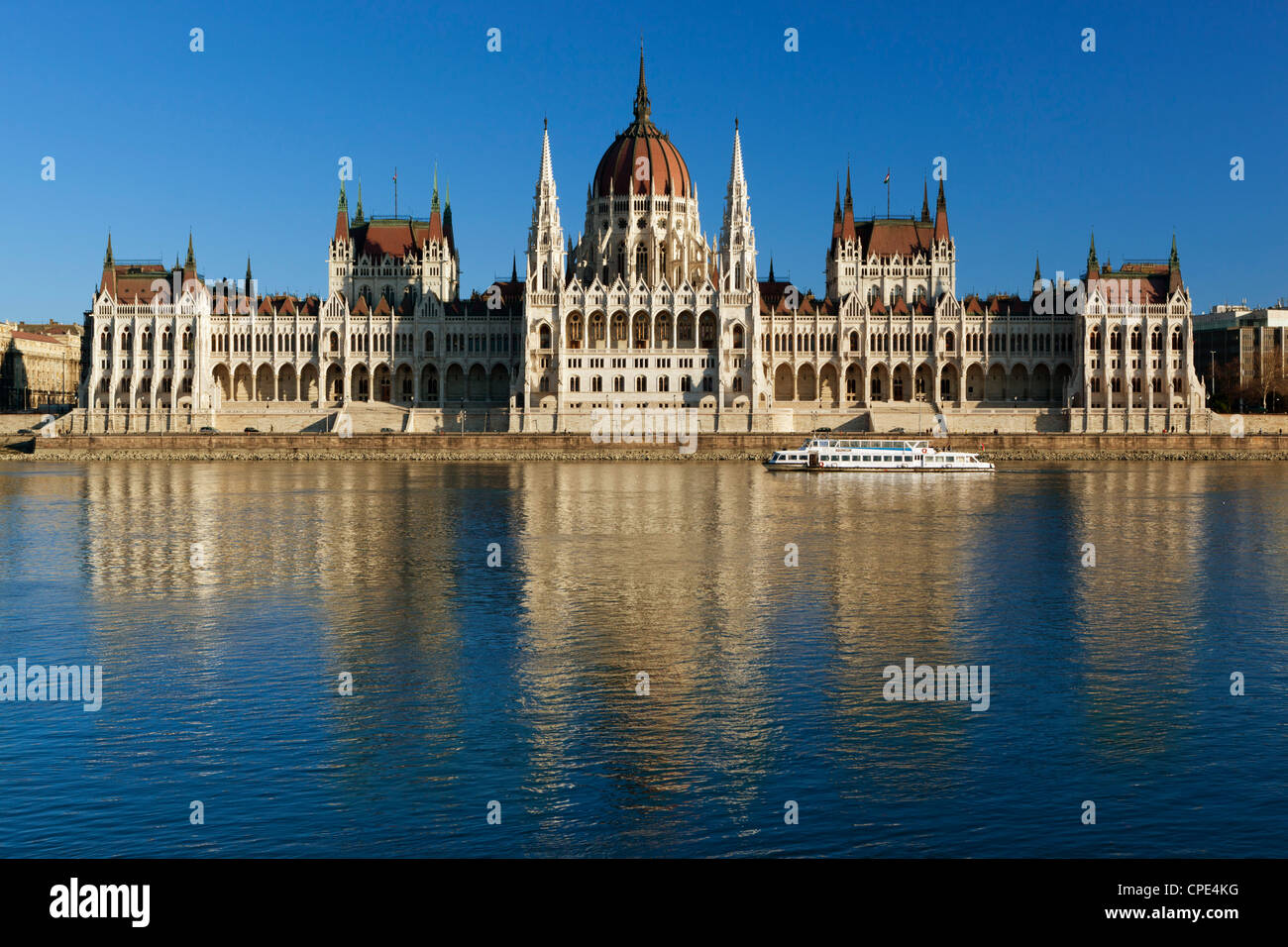 El Parlamento (Orszaghaz) cruzando el río Danubio al atardecer, Sitio del Patrimonio Mundial de la UNESCO, Budapest, Hungría, Europa Foto de stock