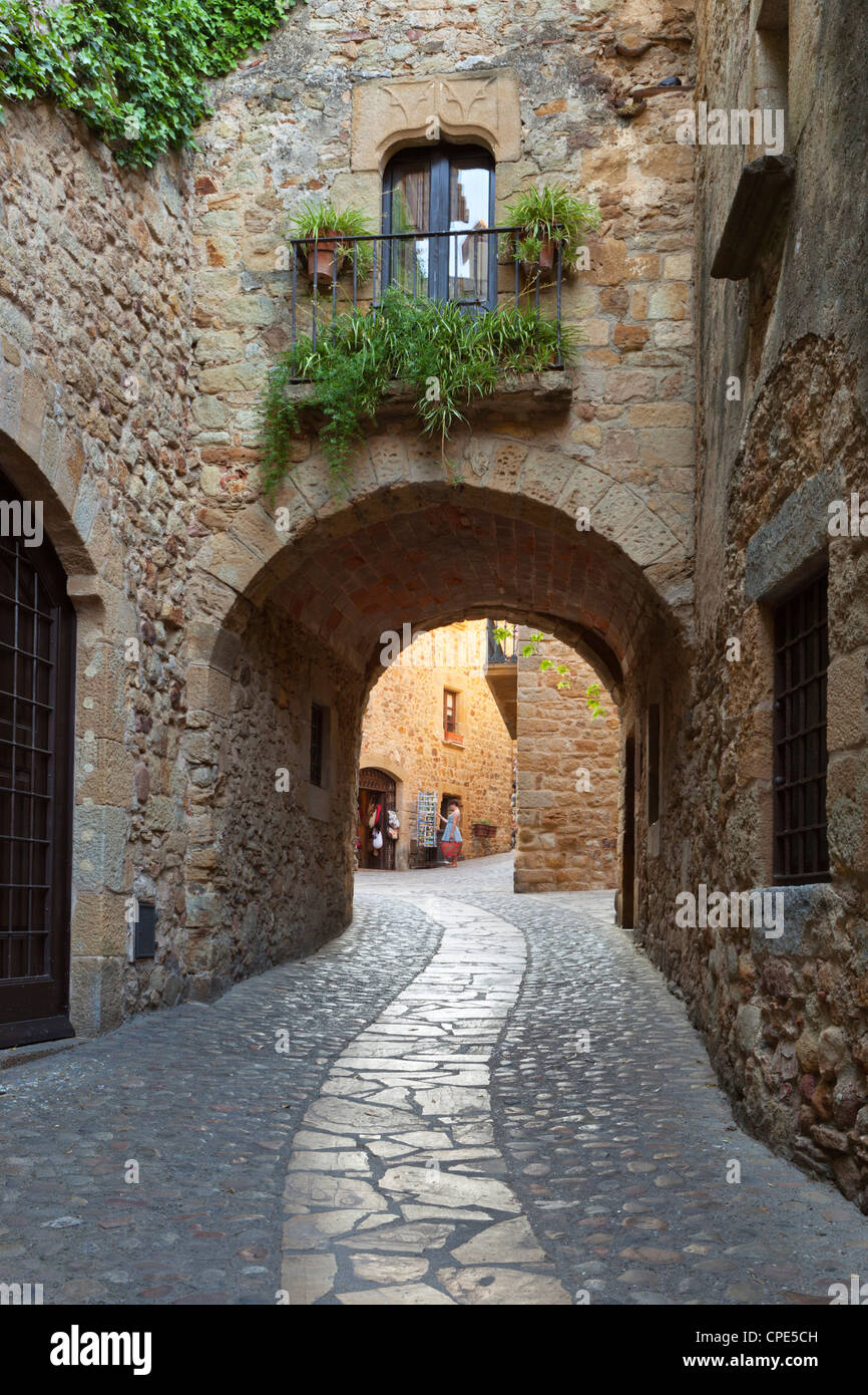 Escena de una calle en el casco antiguo de Pals, Costa Brava, Cataluña, España y Europa Foto de stock