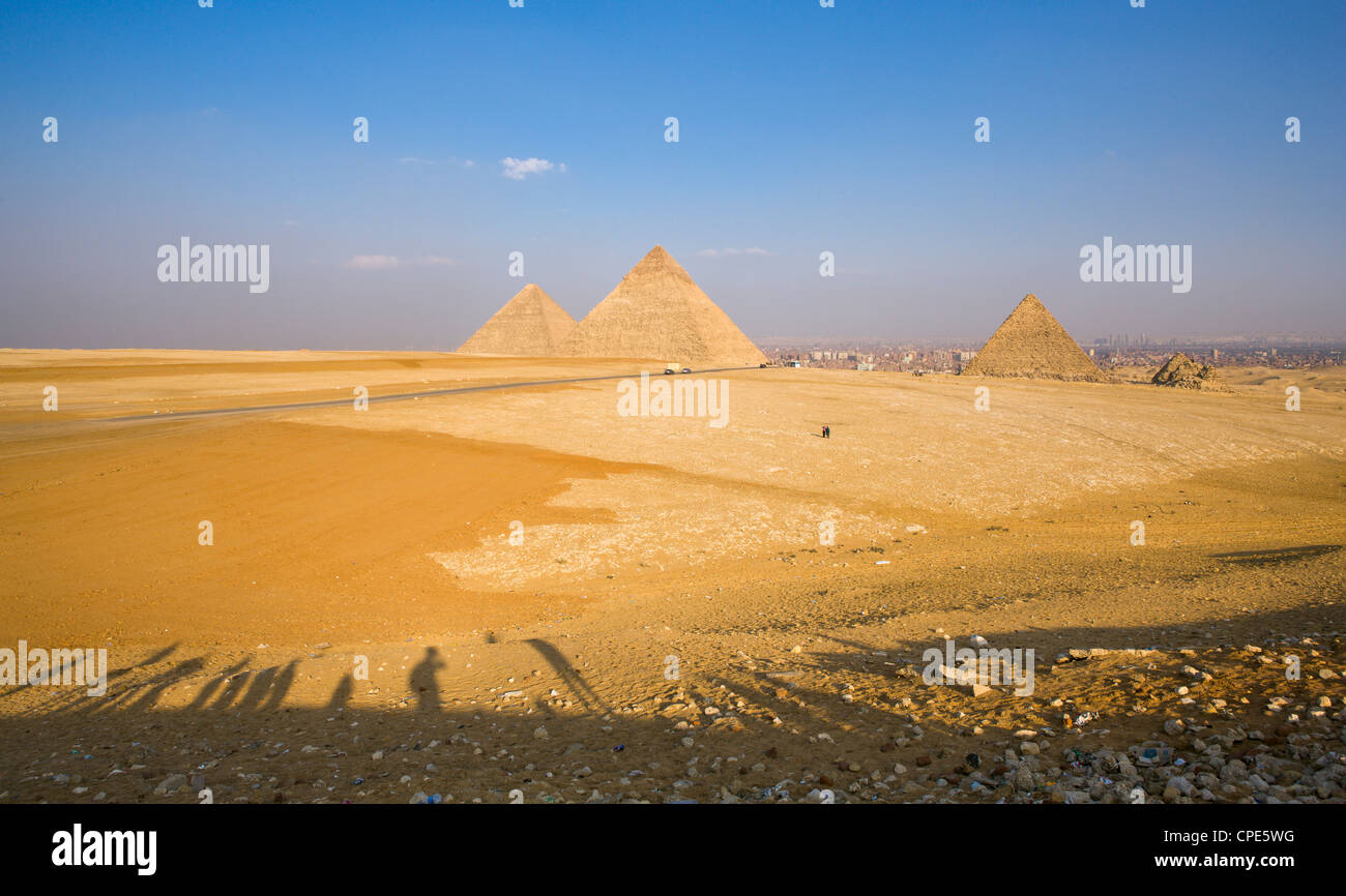 Finales de las sombras de los turistas en el mirador con vistas a las pirámides de Giza, en El Cairo, en el fondo, Egipto, África Foto de stock