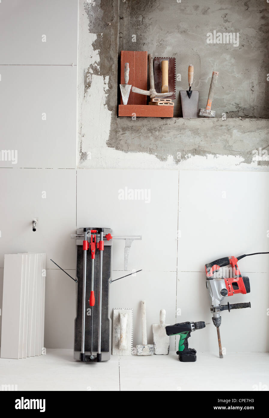 Herramientas de construcción como azulejos cortadora taladro percutor  eléctrico y las paletas Fotografía de stock - Alamy