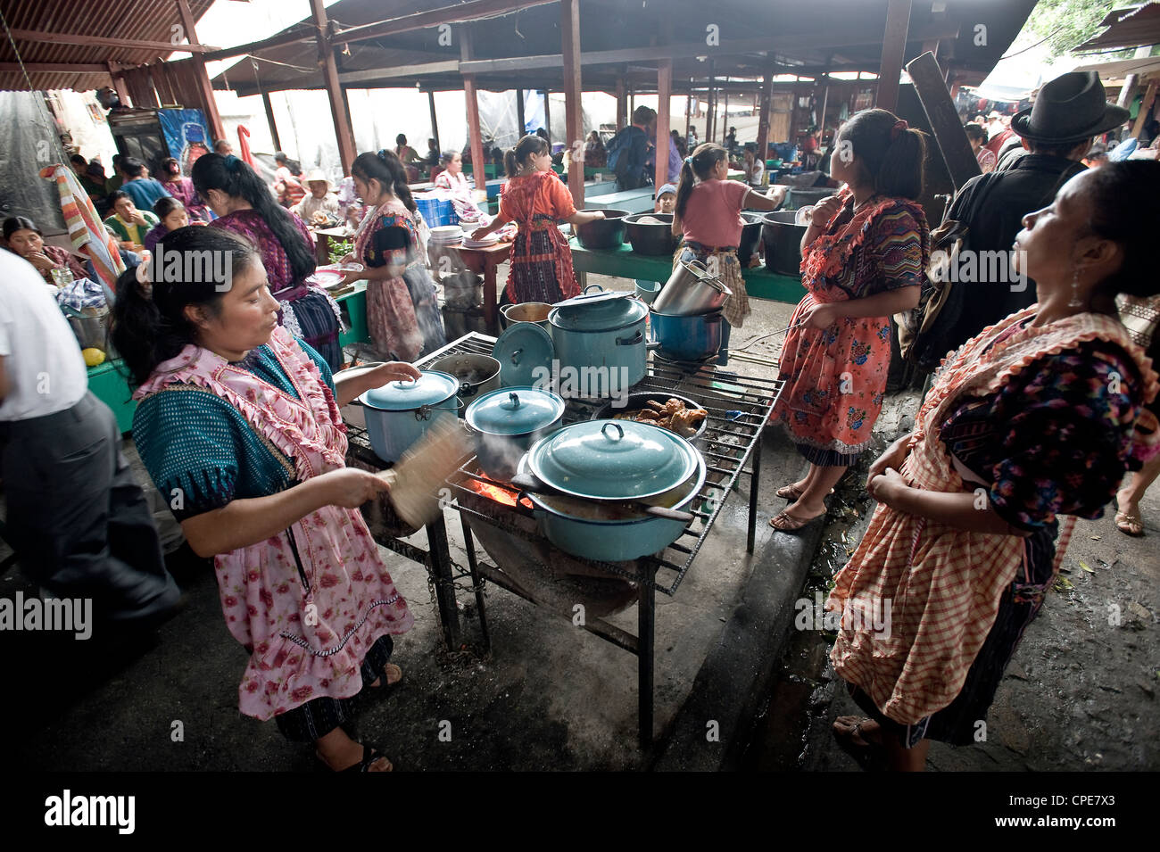 Puestos de comida en el mercado, Chichicastenango, el Altiplano Occidental, Guatemala, América Central Foto de stock