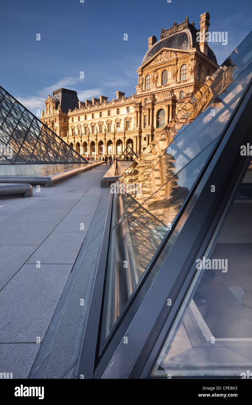 La pirámide en el Museo del Louvre, París, Francia, Europa Foto de stock