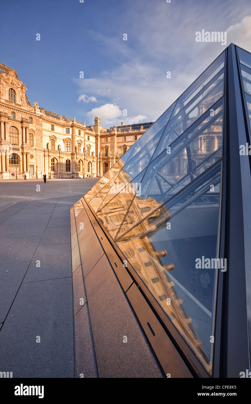La pirámide en el Museo del Louvre, París, Francia, Europa Foto de stock