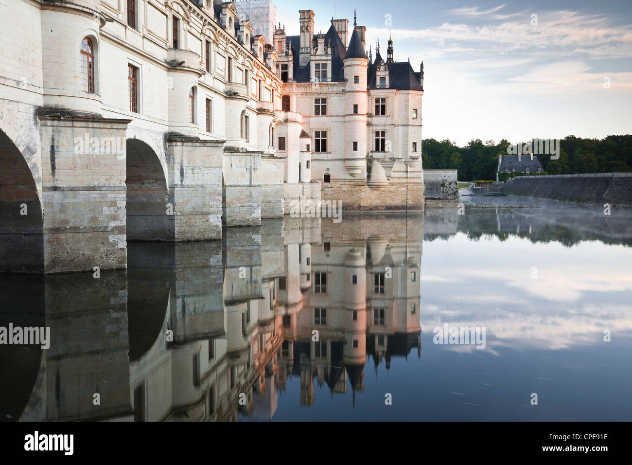 El Château de Chenonceau, reflejando en las aguas del río Cher, Indre-et-Loire, Valle del Loira, Centro, Francia, Europa Foto de stock
