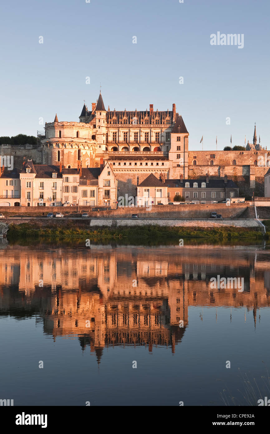 El castillo de Amboise, reflejando en las aguas del río Loira, Amboise, Indre-et-Loire, Valle del Loira, Centro, Francia Foto de stock