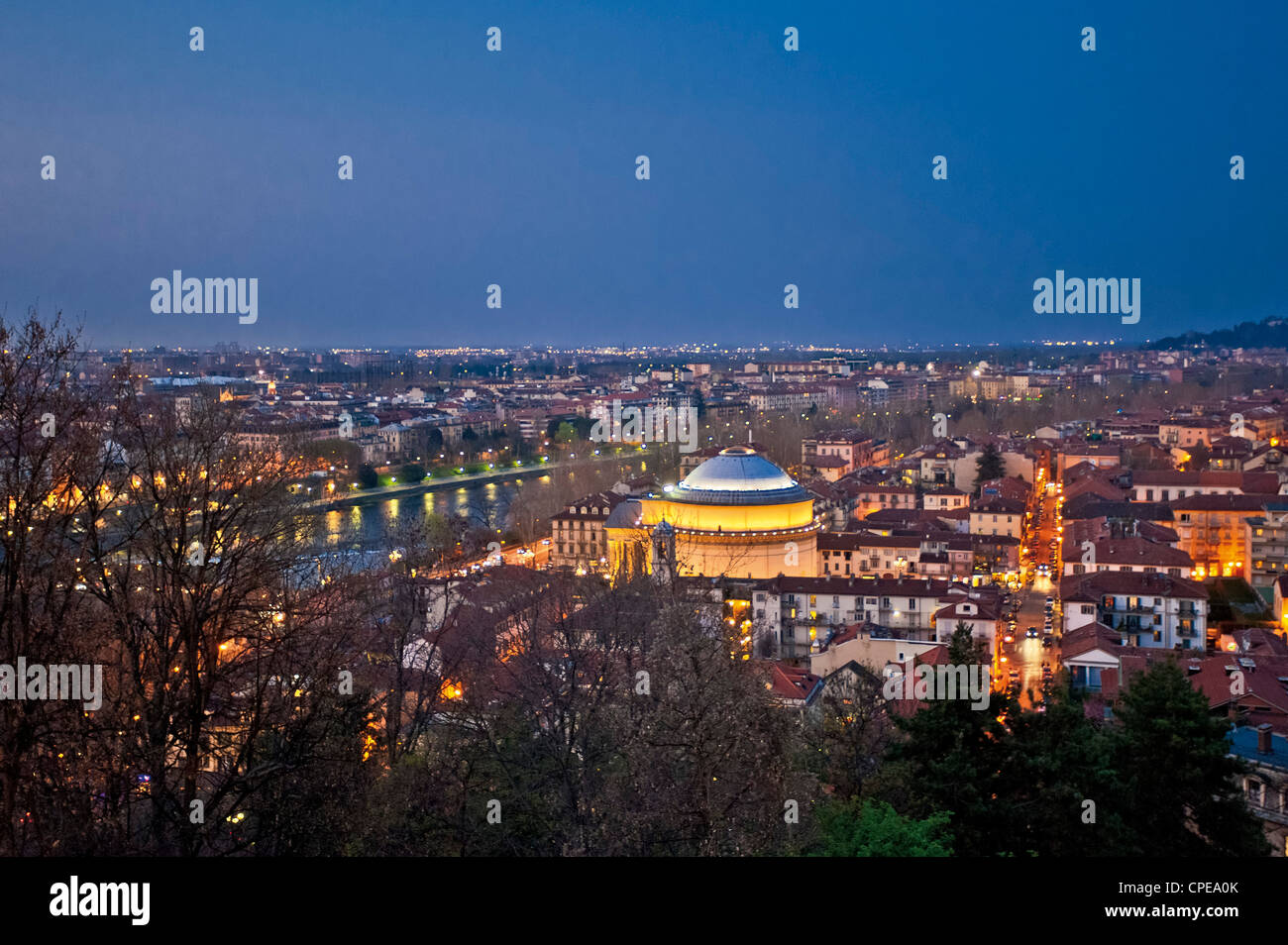 Europa Turín Piamonte Italia panorama nocturno en la Gran Madre di Dio y sobre el río Po Foto de stock