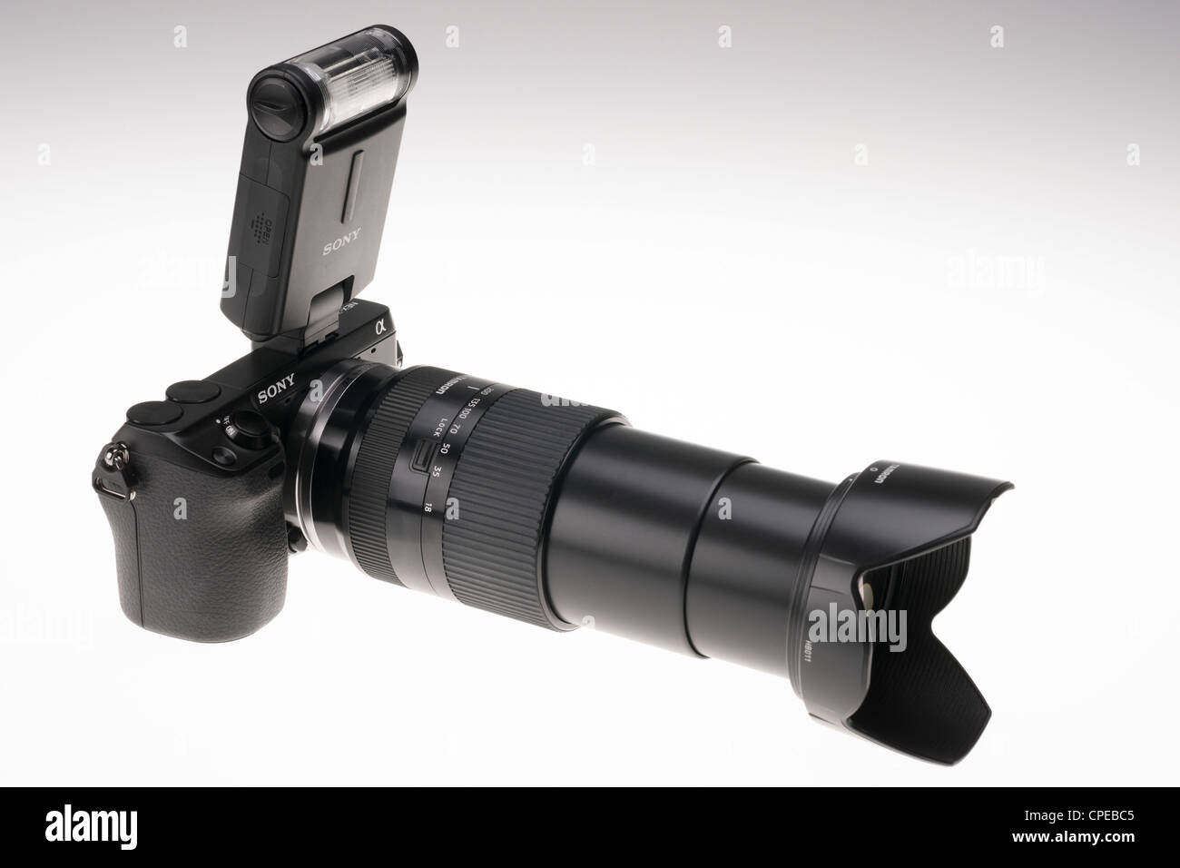 Sony NEX-7 sistema mirrorless cámara digital con lente de 18-200 mm de  Tamron flashgun y Sony Fotografía de stock - Alamy
