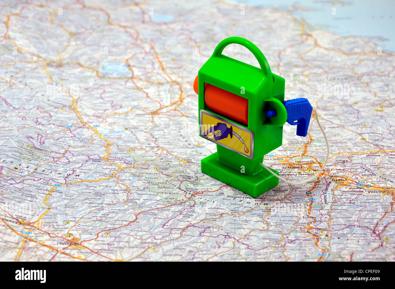 Jugueteestación de gasolina en Italia mapa. Concepto Fotografía de