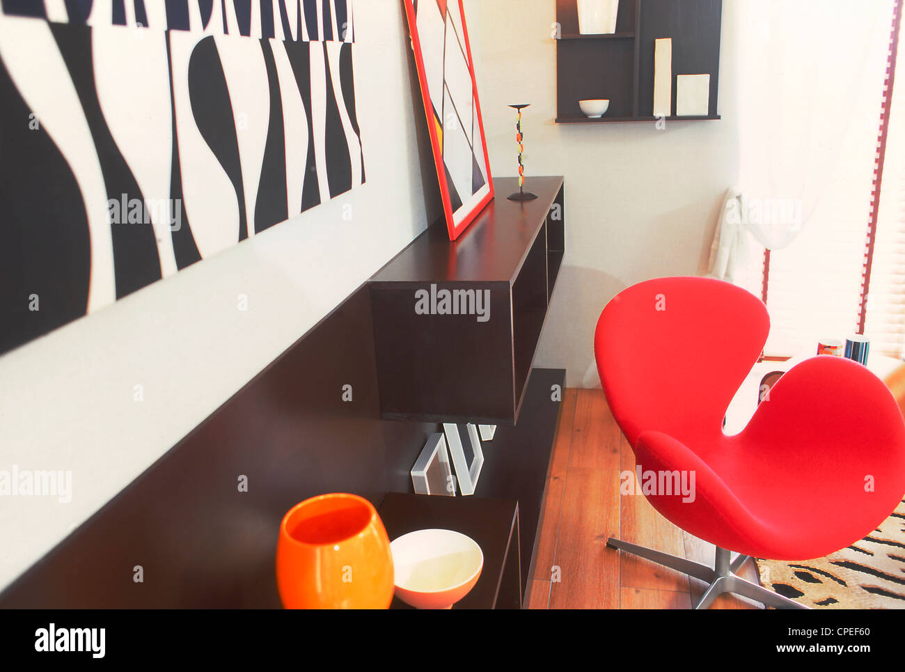 Silla Roja y estantes en habitación contemporánea Foto de stock