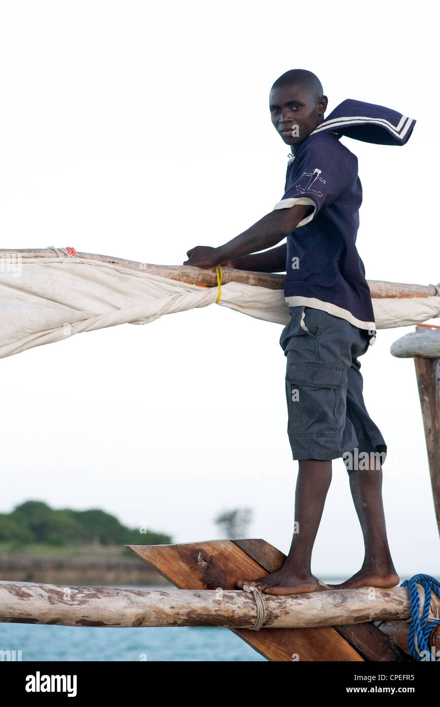 Marinero en un "dhow" en Mozambique. Foto de stock