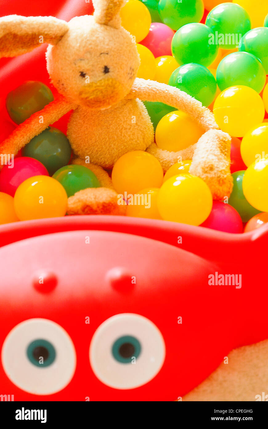 En Multicolor bolas de juguete de peluche Foto de stock