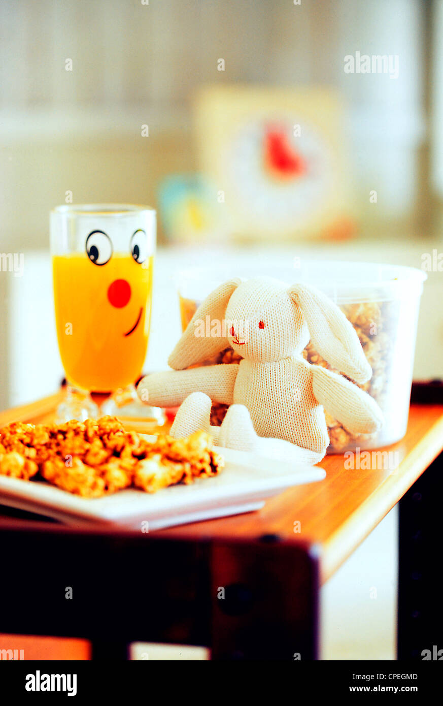 La comida, la bebida y el juguete en la mesa Foto de stock