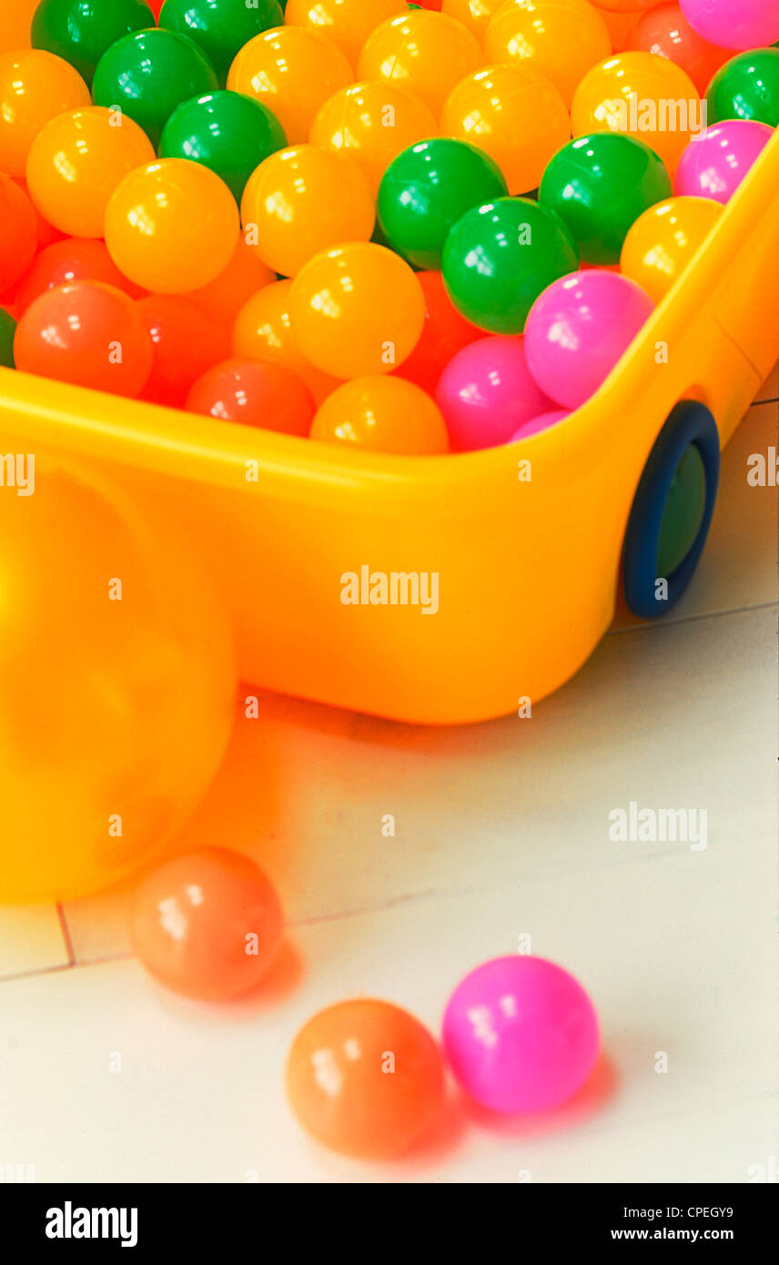 Vehículo de juguete llena de pelotas multicolores Foto de stock